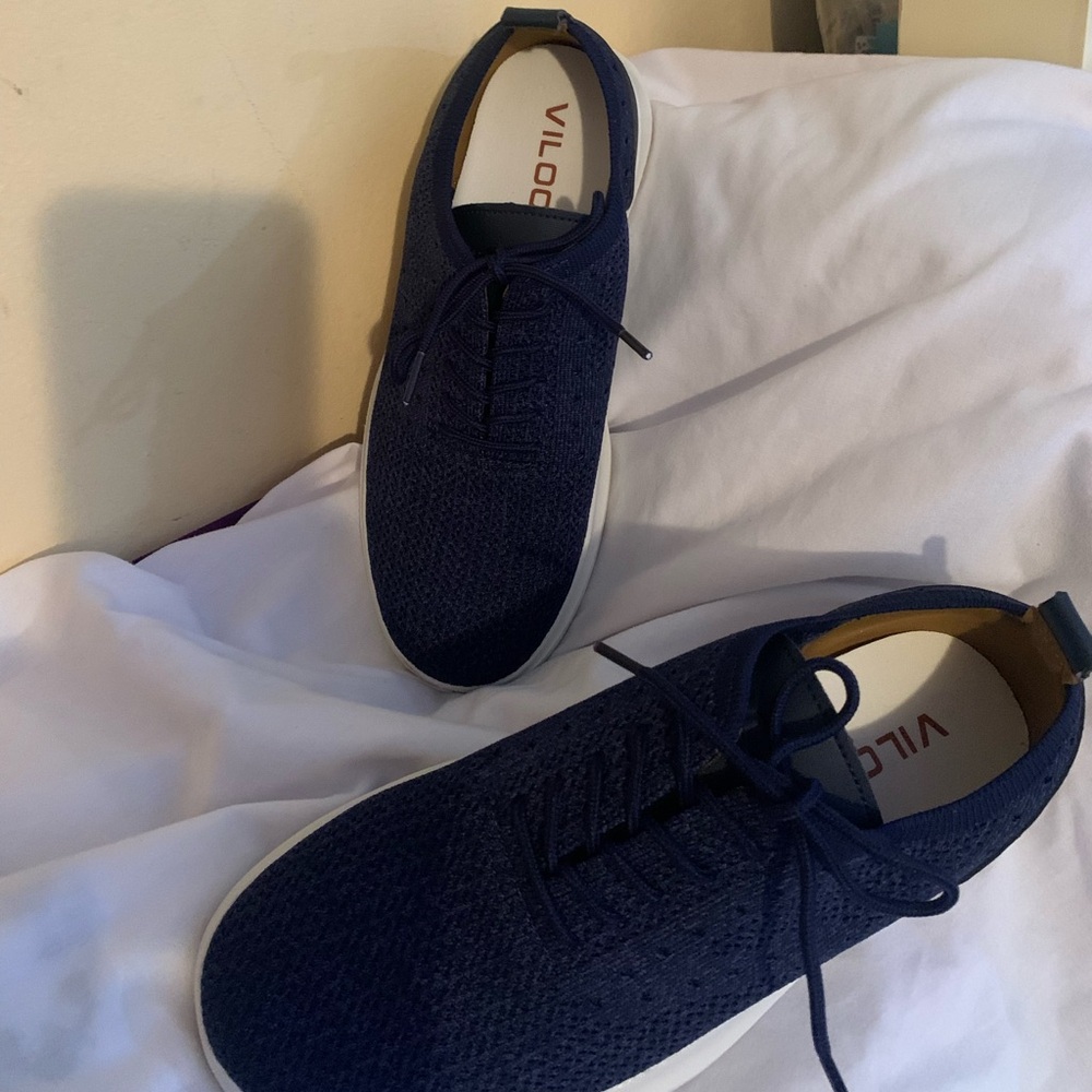 One pair of new VILOCY comfortable/Walker with Any Well Sole Never Worn